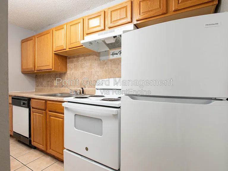 2228 S Oliver Ave — Photo 8
