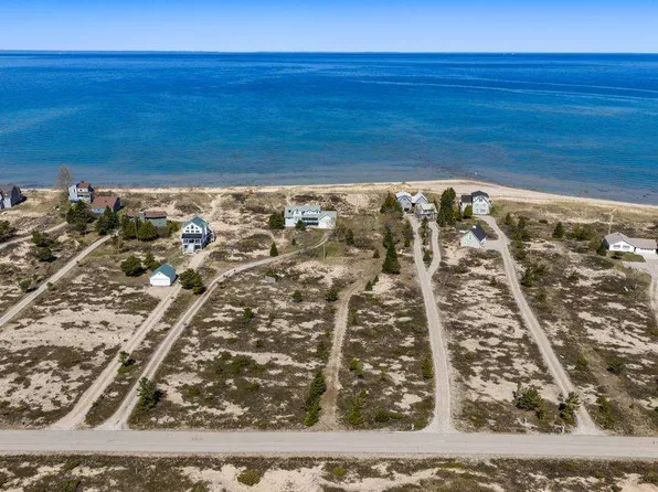 8815 Sturgeon Bay Dr, Harbor Springs, MI 49740