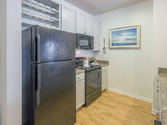 4th image of 100 Garden Dr #29