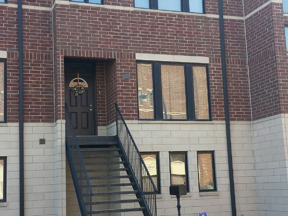 All Brick Walkup, cityviews, quiet street, lots of guest par
