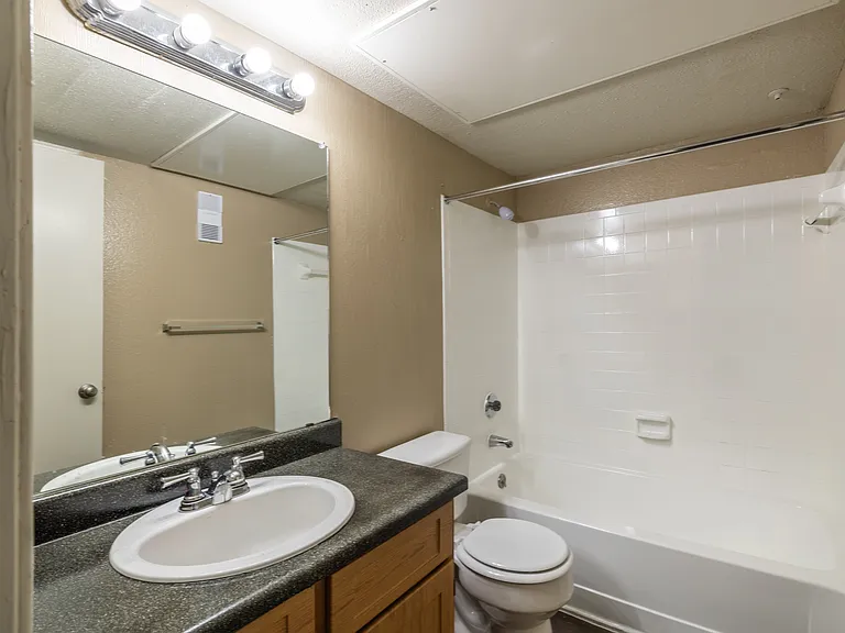 Doral Club Apartments — Photo 31
