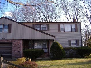 32 E June St, Lindenhurst, NY 11757