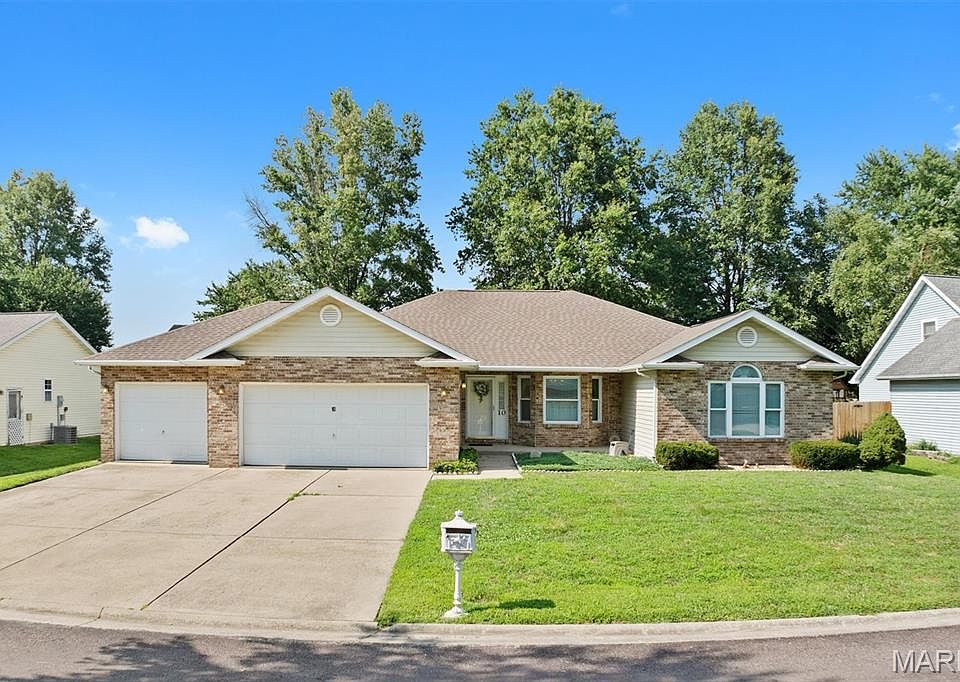 1st image of 10 Michelle Dr