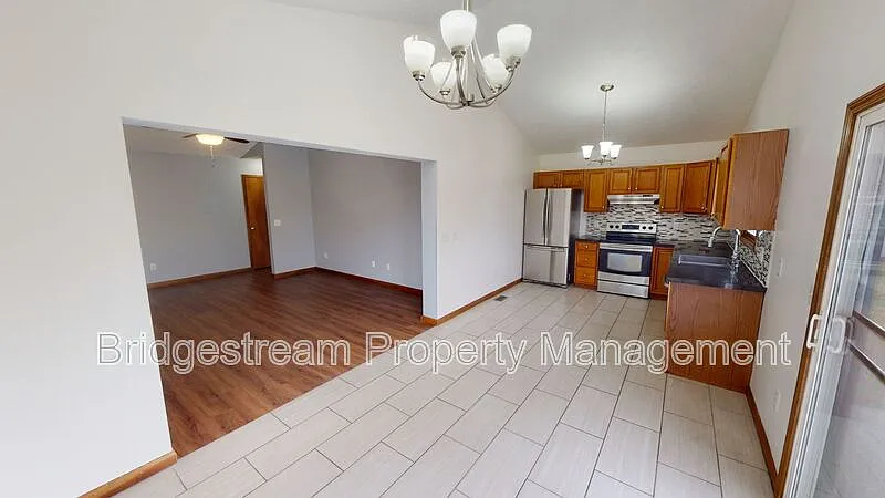 3 bed, 2.0 bath, 1300 sqft, $1,500 — Photo 3