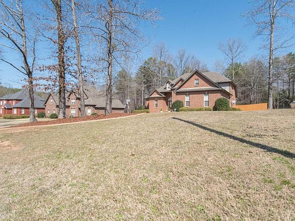 Image 3: Large Front Yard