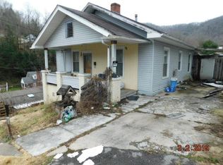 2 6th St, Mullens, WV 25882