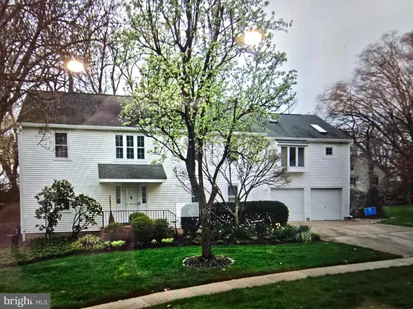 12 Circle Dr, Moorestown, NJ 08057