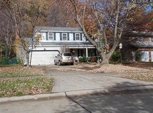 27660 Edgepark Dr, North Olmsted, OH 44070
