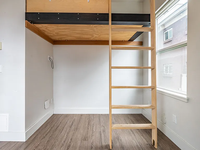 1722 Summit — Photo 44
