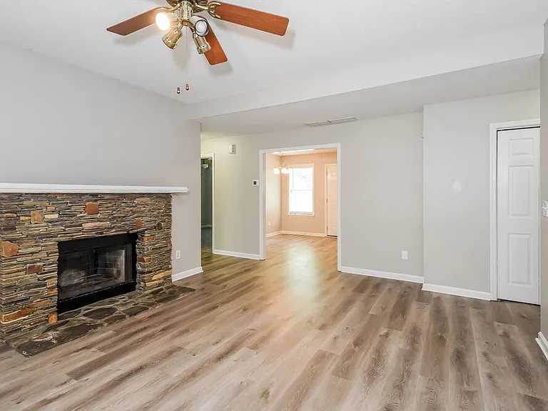 2740 Lakeside Trl — Photo 3