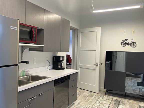 5th image of 501 Douglas St