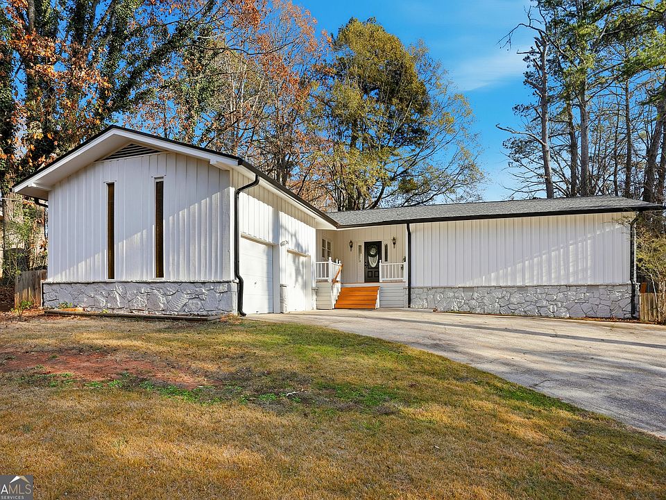 1st image of 2579 Country Club Dr SE