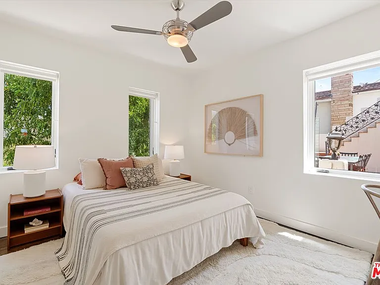 2700 Glendower Ave — Photo 36