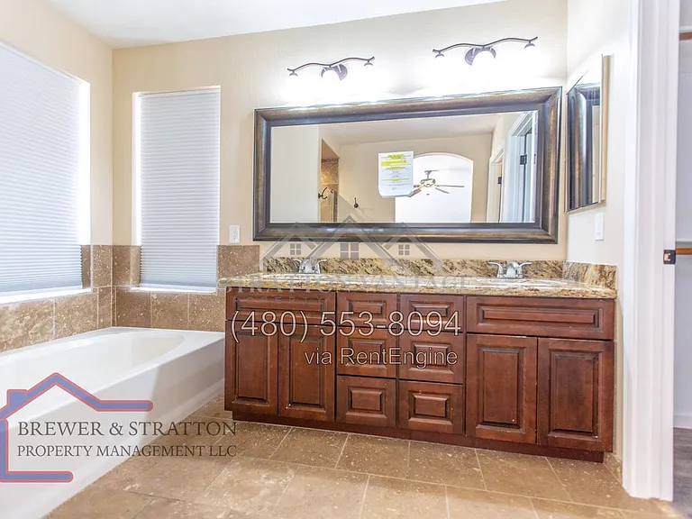 689 W Constitution Dr — Photo 33