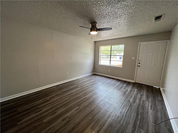 5th image of 512 W Avenue B
