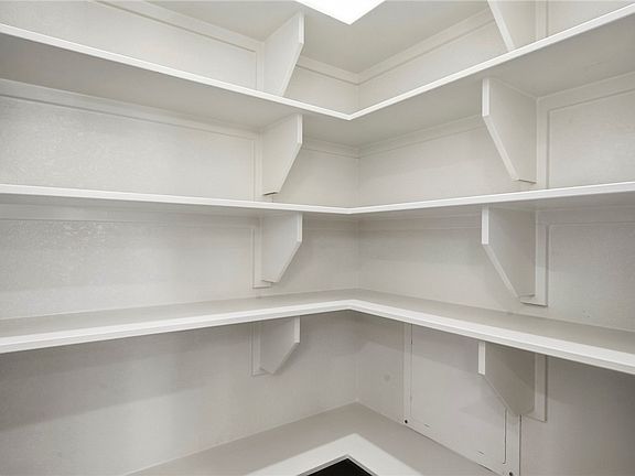 4th image of 513 Hall St