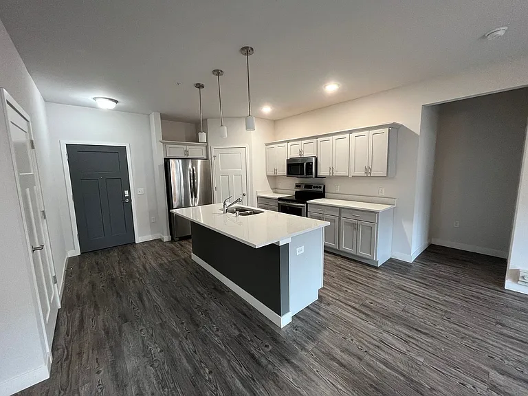 Cottage Grove Commons: Gaston — Photo 106