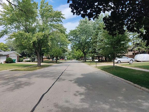 4th image of 525 Edgebrook Dr