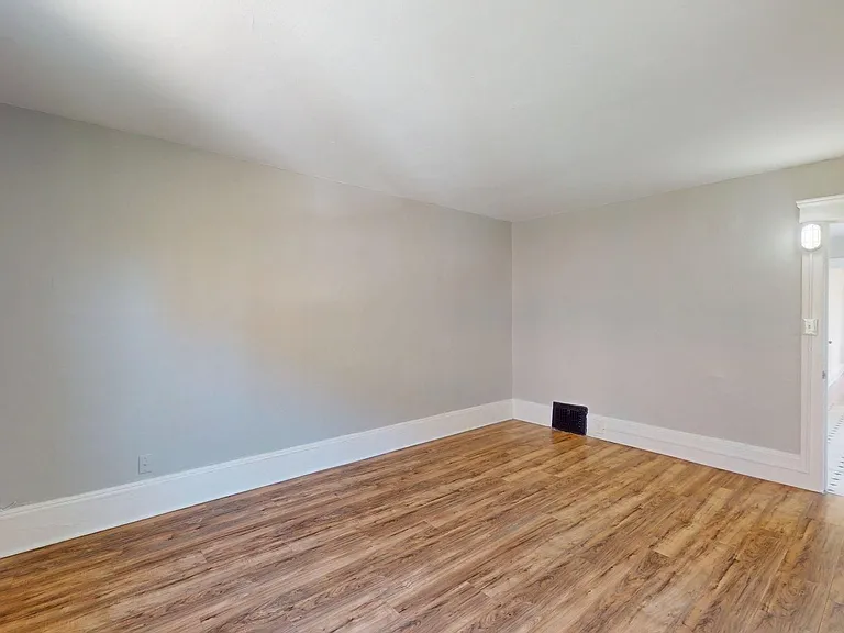3149 W 32nd St — Photo 18