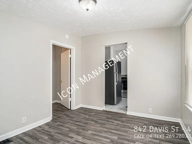 842 Davis St #4 — Photo 5