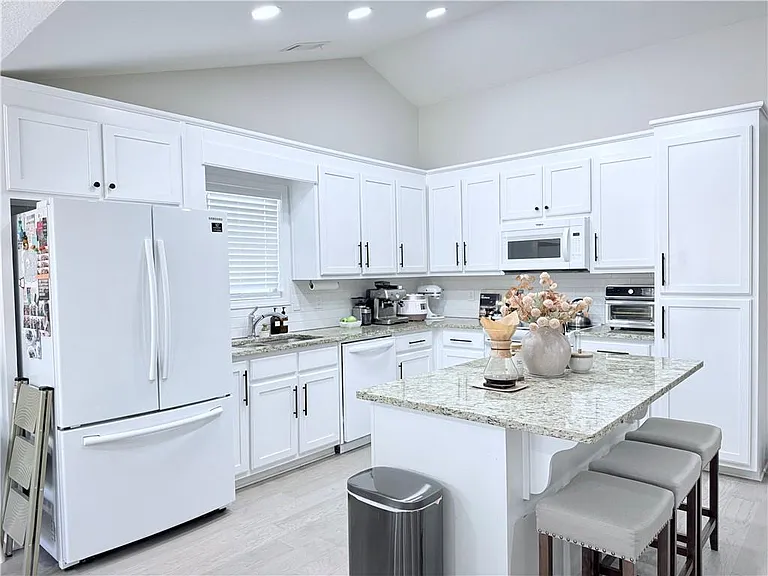 138 Livingston Ct — Photo 8