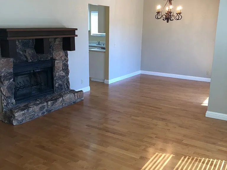 1409 Elm St — Photo 2