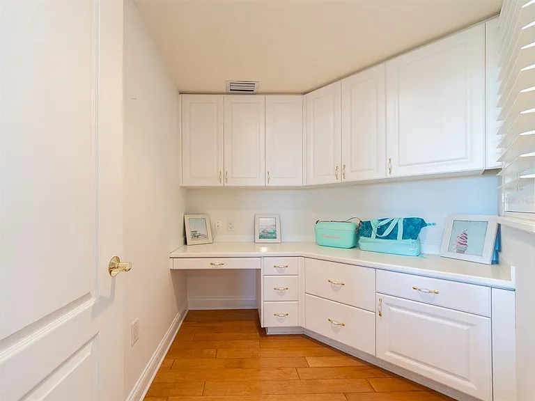521 Mandalay Ave #410 — Photo 6
