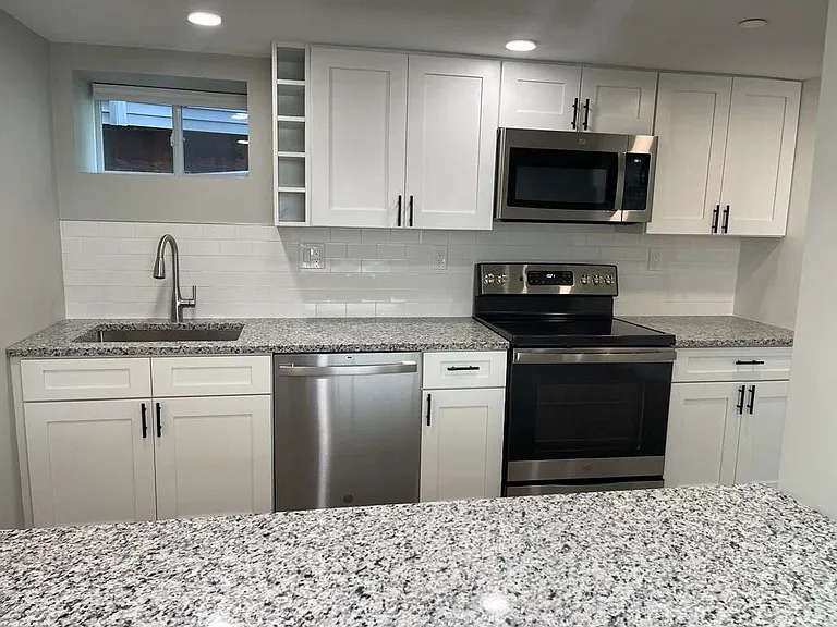 33 Jackson Ave #1R — Photo 1