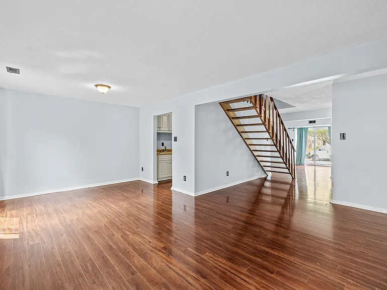 5021 Clairmont Ct — Photo 2