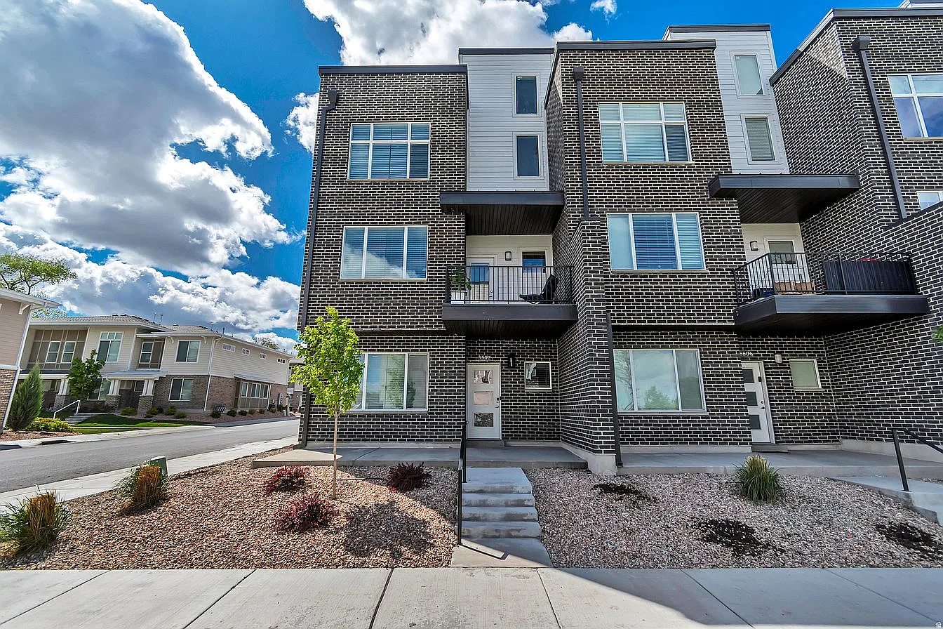 4 bed, 3.5 bath, 2300 sqft, $2,900 — Photo 1