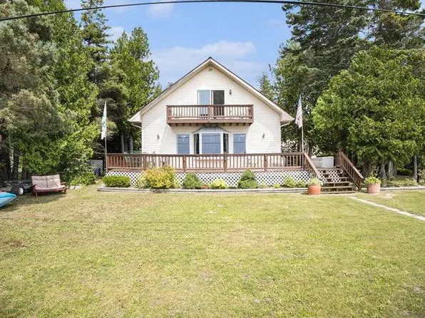 1445 Us Highway 2 W, Saint Ignace, MI 49781