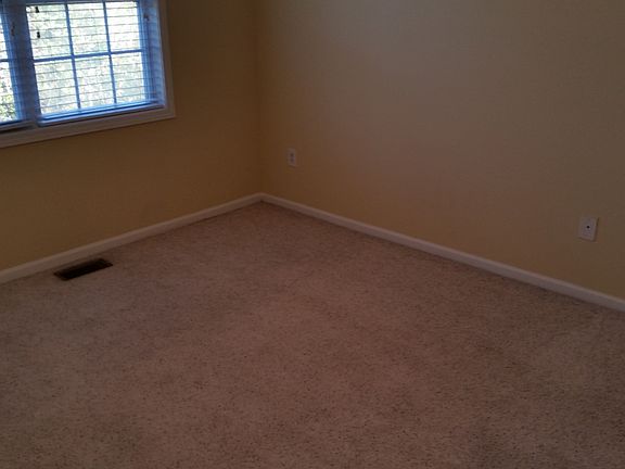 5th image of 138 Lincoln Dr #B