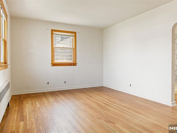 4th image of 40 Westwood Dr