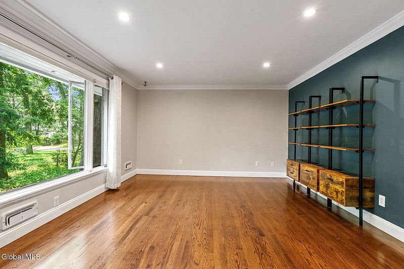 4th image of 893 Heather Lane