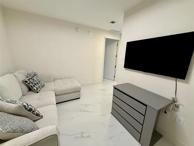 700 NE 24th St #3802 — Photo 16