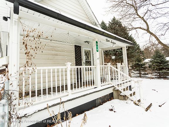 2nd image of 916 N Shiawassee St