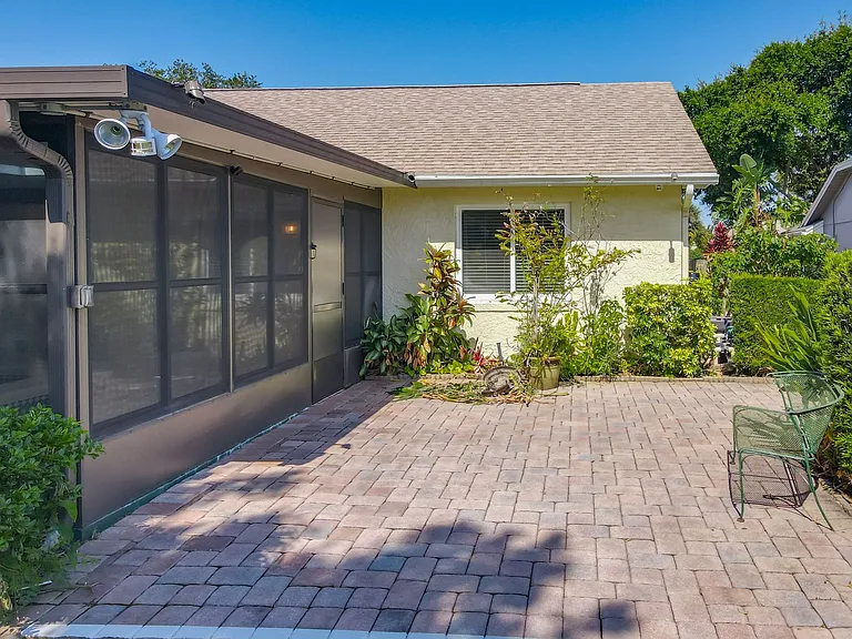 1843 Shadyhill Ter — Photo 46