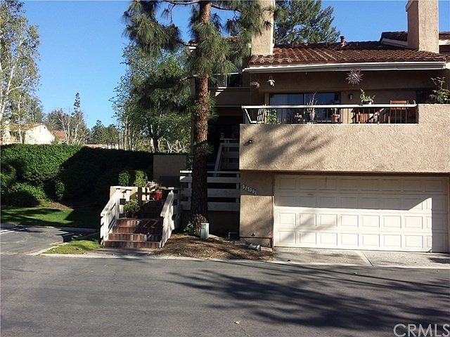 LALA MANCHA ! End unit situated near the Mission Viejo Golf Course in the popular La Mancha Neighbor