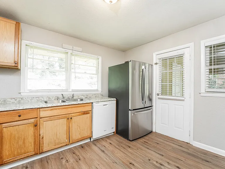 2937 Thompson Cir — Photo 9