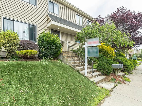 2nd image of 76 Arrowood Ct