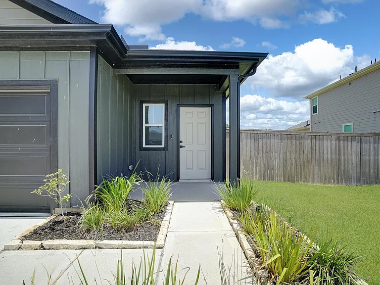 511 Louis Ln — Photo 3