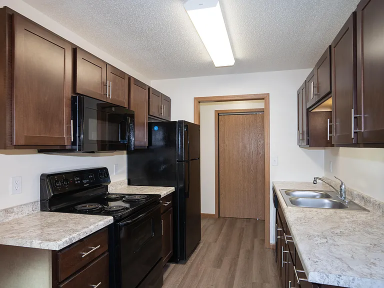 Fargo, ND Country Club Apartments | 21B | Kitchen