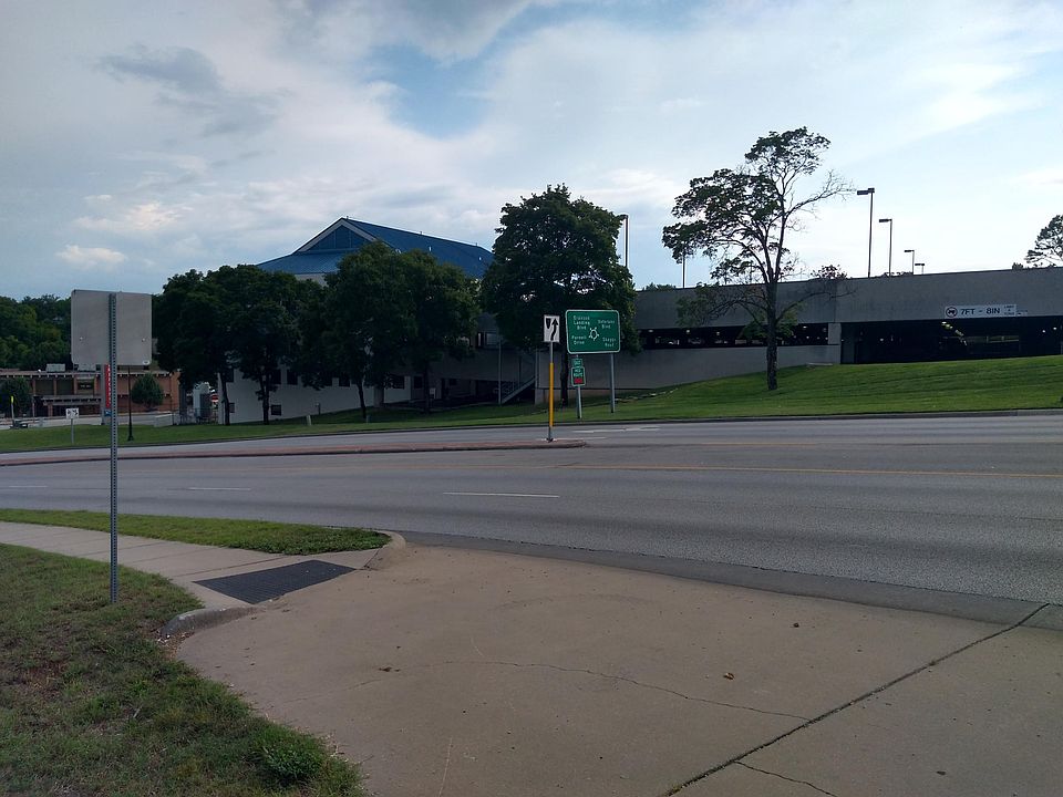 2nd image of Branson Landing Blvd