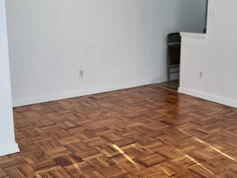 Dining to kitchen
