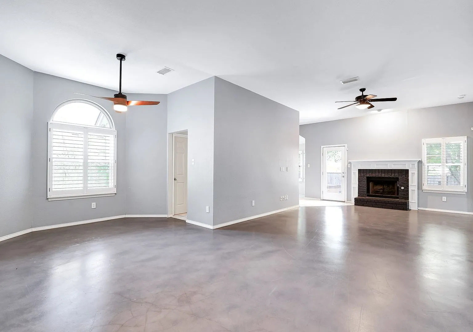 Serene Oasis: Stunning Backyard and Prime Location — Photo 4