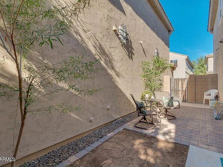 4050 E Oakland St — Photo 23