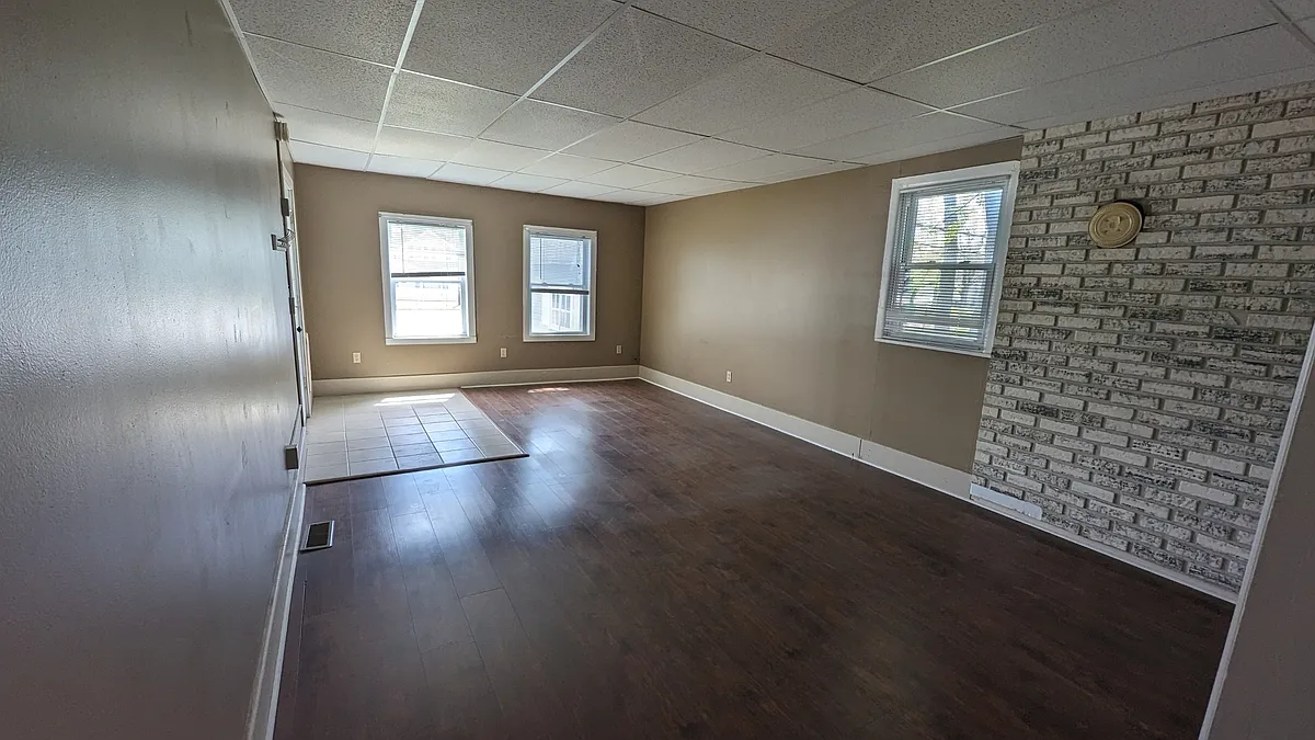 Building Photo - 661 E Main St #A