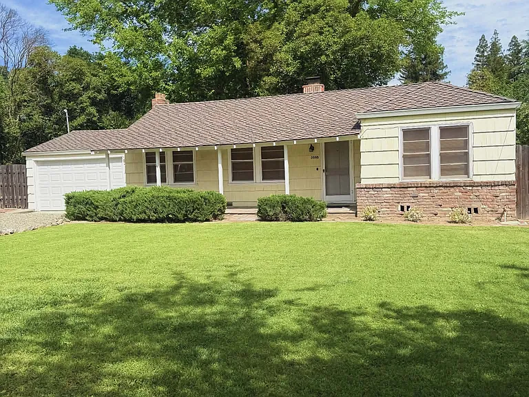 2585 Sierra Blvd — Photo 2