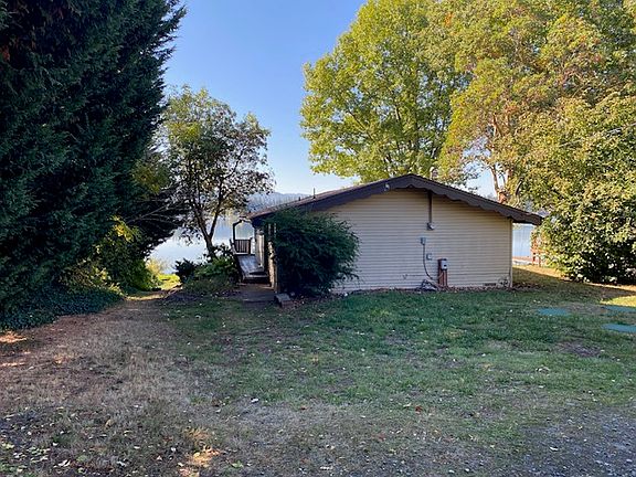 View of cabin from driveway.