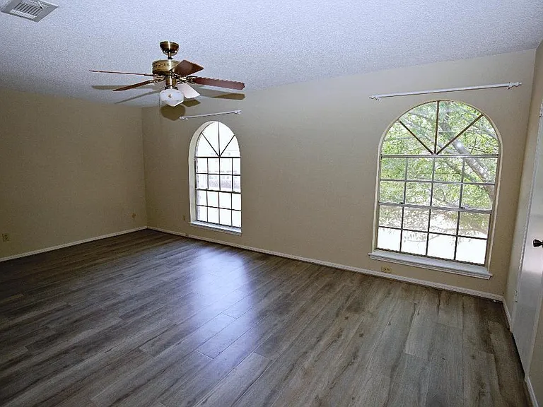 1370 Country Place Dr — Photo 2